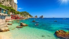 Die kleine, felsige Insel im Golf von Neapel ist berühmt für ihre spektakulären Steilküsten, das ...