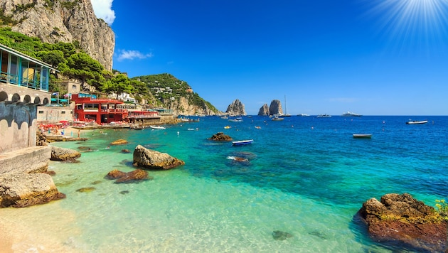 Die kleine, felsige Insel im Golf von Neapel ist berühmt für ihre spektakulären Steilküsten, das ...