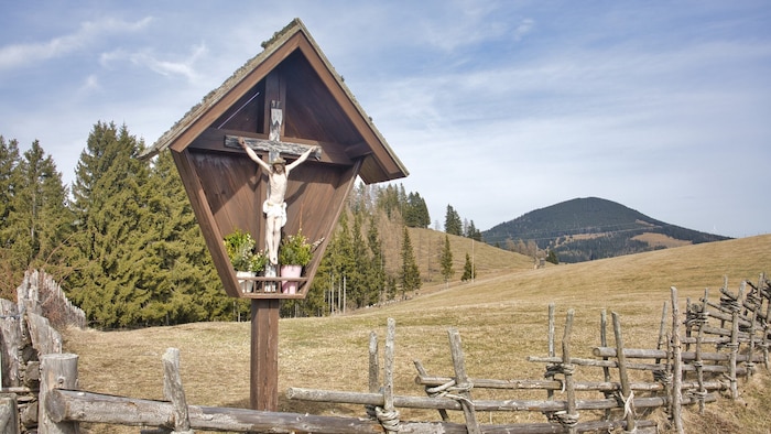 Über weitläufige Almen geht´s dahin – ein Marterl lädt zur Andacht.