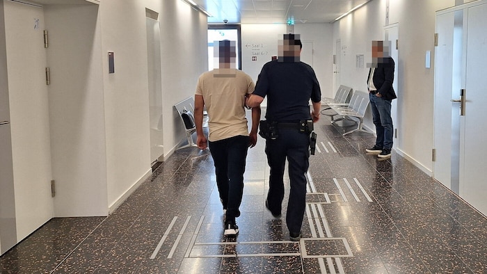 Der Schlepper wurde aus der U-Haft zum Prozess vorgeführt. Dort sitzt er seit einem halben Jahr.
