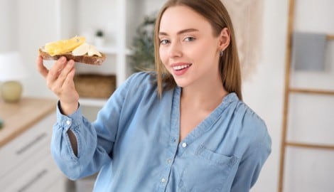 Ein Käsebrot am frühen Abend kann das Einschlafen erleichtern.