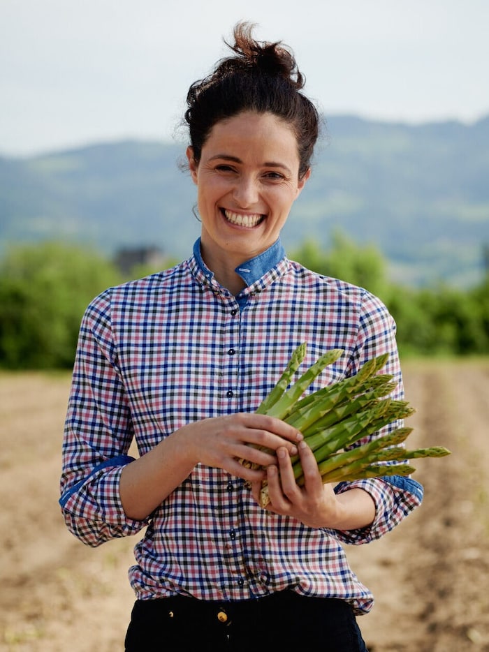 Anna Sternath leitet mit ihrer Familie den größten Spargelhof Kärntens.