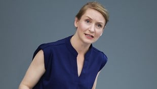 Linke-Vorsitzende Ines Schwerdtner ist entsetzt über das Schweigen von Kanzler Friedrich Merz.