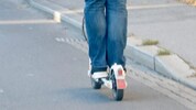 Die Bremsen des E-Scooters funktionierten nur eingeschränkt, weshalb eine 14-Jähriger beim ...