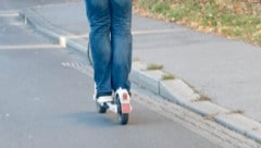Eigentlich dürfen E-Scooter nur maximal 25 km/h schnell fahren.