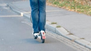 Eigentlich dürfen E-Scooter nur maximal 25 km/h schnell fahren.