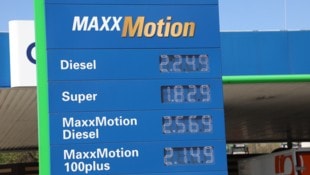 Die Preise an der OMV-Tankstelle in der Muthgasse gegenüber der „Krone“ vor der Anpassung.