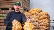 Manfred Schauer, Obmann der Eferdinger Erdäpfelbauern, mit seinem Überschuss
