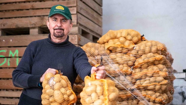 Manfred Schauer, Obmann der Eferdinger Erdäpfelbauern, mit seinem Überschuss