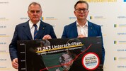 Dinhobl (li.) und Zaunermit dem Ergebnis der Protest-Kampagne.