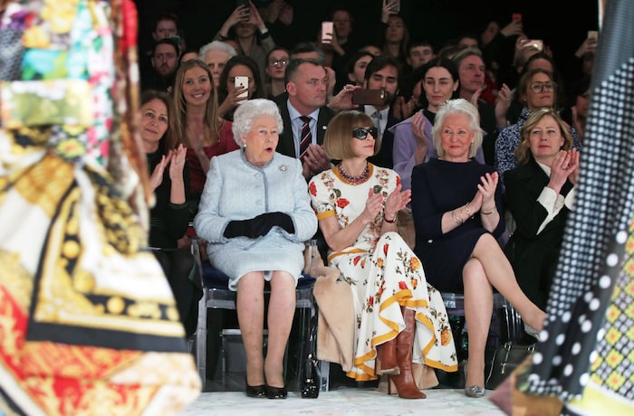 Queen Elizabeth II. mit Anna Wintour (Mitte) und Angela Kelly bei der London Fashion Week.