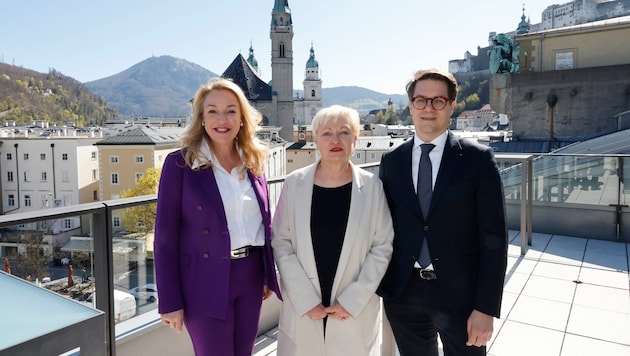 Das erste offizielle Foto in neuer Aufstellung: Festspielpräsidentin Kristina Hammer, die neue ...