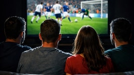 Für die Fußball-WM wird im Sommer bei manchen Fans die Nacht zum Tag gemacht.