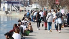 Einige Sonnenanbeter lassen ihre Füße schon am Ufer baumeln.