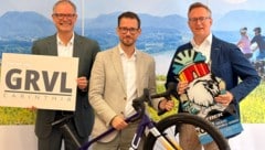 Kärnten Werber Klaus Ehrenbrandtner mit Tourismuslandesrat Sebastian Schuschnig und dem ...