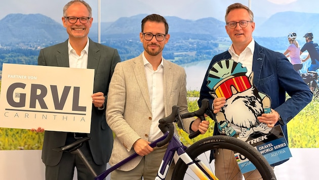 Kärnten Werber Klaus Ehrenbrandtner mit Tourismuslandesrat Sebastian Schuschnig und dem ...