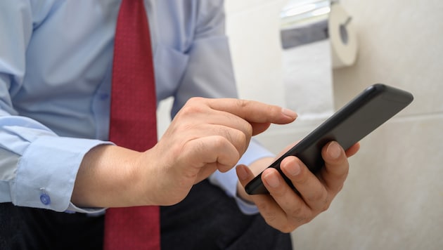 Allzu langes Sitzen erhöht das Risiko für Hämorrhoiden.