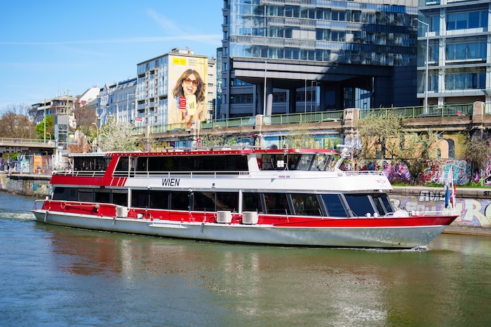 Auch die Abendrundfahrten der DDSG entlang des Kanals wird es heuer wieder wie gewohnt geben.