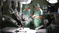 Bewundern den Roboter – Landesrat Anton Kasser (li.) und Oberarzt Bernhard Grubmüller.