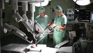 Bewundern den Roboter – Landesrat Anton Kasser (li.) und Oberarzt Bernhard Grubmüller.