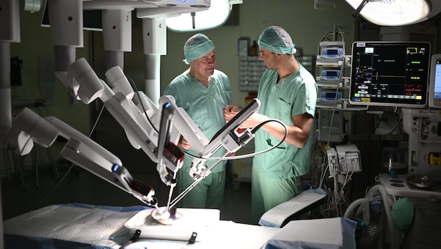 Bewundern den Roboter – Landesrat Anton Kasser (li.) und Oberarzt Bernhard Grubmüller.