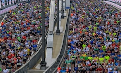 Schwitzen auf hohem Niveau: auf der Donaubrücke beim Marathon 2025