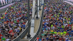 Schwitzen auf hohem Niveau: auf der Donaubrücke beim Marathon 2025
