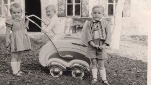 Ein Bild für Götter ist dieses herzige Trio. Der Kinderwagen stammt aus den 1950er Jahren, als ...