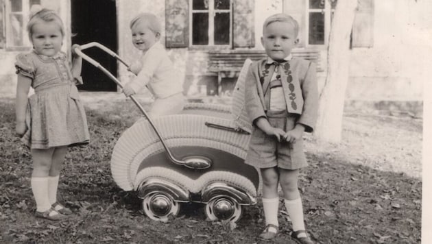 Ein Bild für Götter ist dieses herzige Trio. Der Kinderwagen stammt aus den 1950er Jahren, als ...