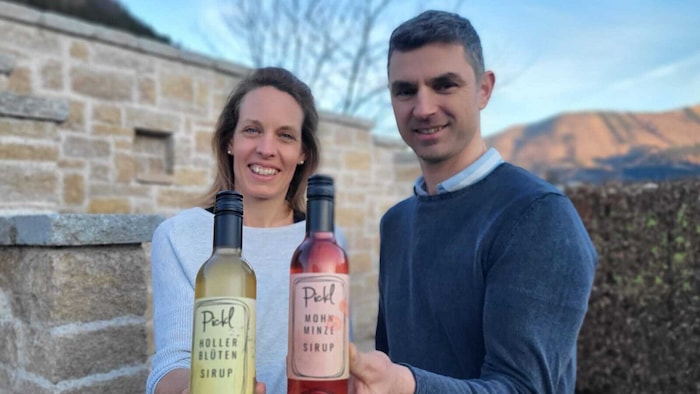 Birgit und Hannes Pickl aus Langmannersdorf mit Hollunderblüten und Mohn-Minze-Sirup.