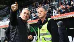 Alles im Blick: Martin Franke (links) mit einem Einsatzleiter bei einem Fußballspiel im Tivoli.