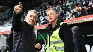 Alles im Blick: Martin Franke (links) mit einem Einsatzleiter bei einem Fußballspiel im Tivoli.