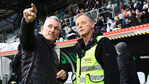 Alles im Blick: Martin Franke (links) mit einem Einsatzleiter bei einem Fußballspiel im Tivoli.