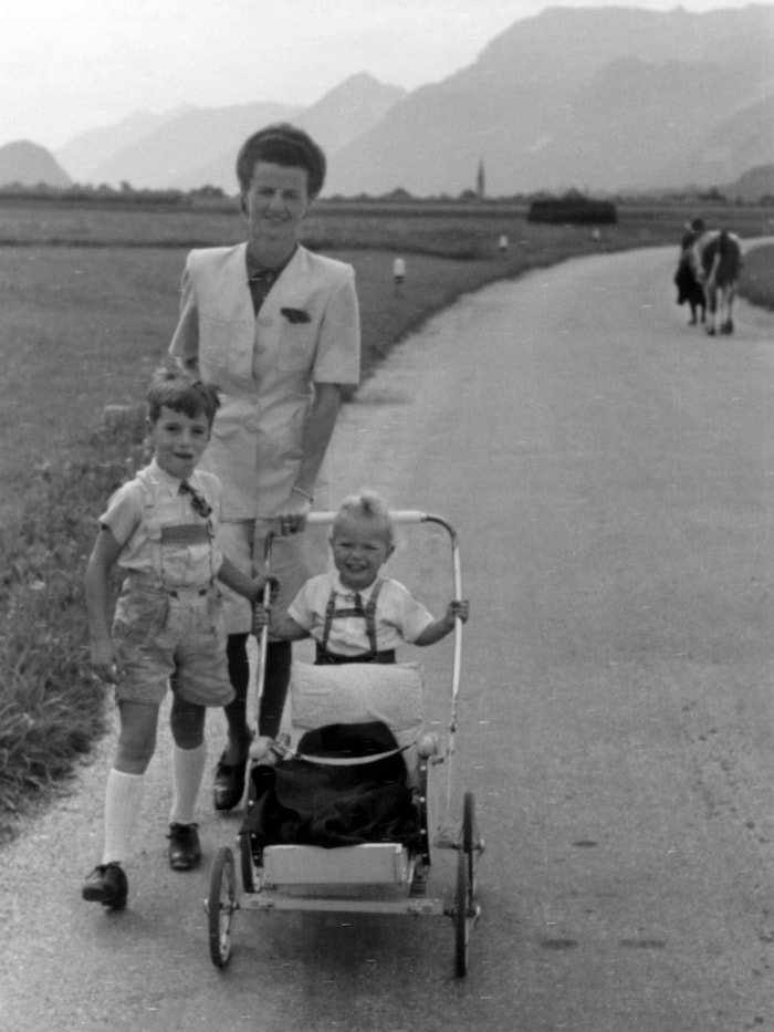 ... später ging’s mit dem kleinen Bruder Hannes und der Mama zum Spaziergang ins Grüne.