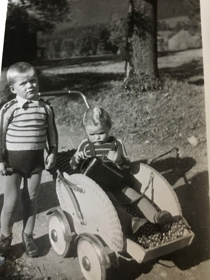 Aus 1953 stammt diese Aufnahme. Der Kinderwagen in Korb-Optik und die Kleidung im „Design Mama“.