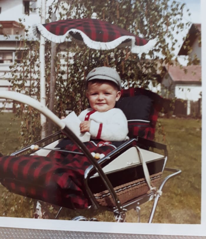 Edi fühlte sich 1968 in seiner Kleinkind-Kutsche in Silz sichtlich wohl.