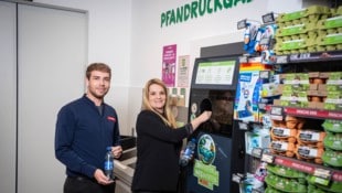 SPAR-Geschäftsführerin Patricia Sepetavc und SPAR-Marktleiter Renè Reimann aus Kufstein freuen ...