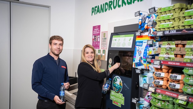 SPAR-Geschäftsführerin Patricia Sepetavc und SPAR-Marktleiter Renè Reimann aus Kufstein freuen ...