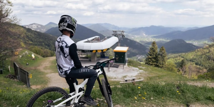 Mit dem Sessellift gehts ganz einfach hinauf auf den Schneeberg.