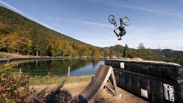 Ein Sprung auf den Airbag-Jump verhindert Verletzungen bei Stürzen. Spektakuläre Sprünge können ...