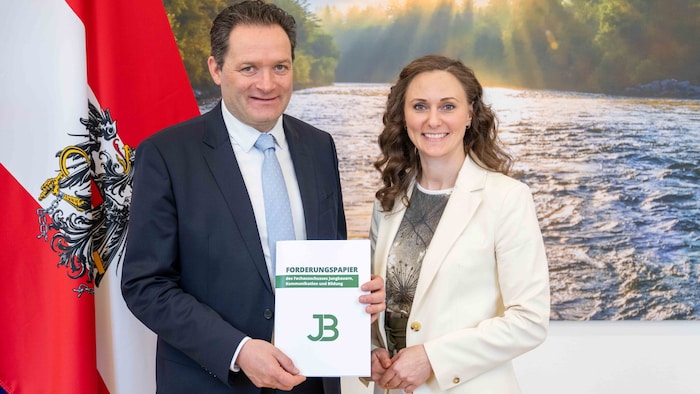 Bauernbund-Jugendsprecherin Viktoria Hutter übergab das Forderungspapier der Jungbauern an ...