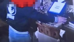 Der Täter wurde bei dem Diebstahl gefilmt. Trotzdem ist er nicht aufzufinden. Vielleicht können ...