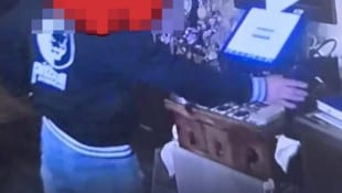 Der Täter wurde bei dem Diebstahl gefilmt. Trotzdem ist er nicht aufzufinden. Vielleicht können ...