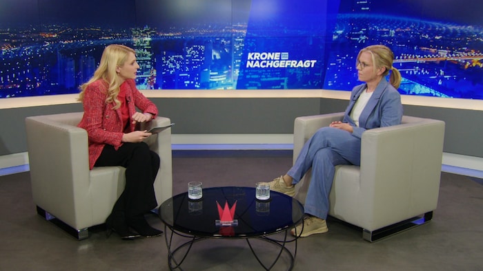 Moderatorin Jana Pasching im Talk mit Grünen-Chefin Leonore Gewessler