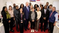 Sie sollen den Frieden in die Welt bringen – Studenten mit Weibel (re.)