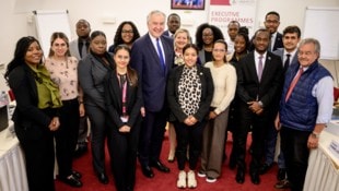 Sie sollen den Frieden in die Welt bringen – Studenten mit Weibel (re.)