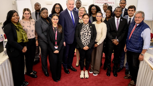 Sie sollen den Frieden in die Welt bringen – Studenten mit Weibel (re.)