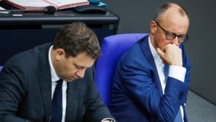 Von links: Deutschlands Vizekanzler Lars Klingbeil (SPD) und Bundeskanzler Friedrich Merz (CDU)