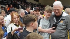 Stets für ein Selfie oder Autogramm bereit: Toni Polster zieht bei Jung &amp; Junggebliebenen.