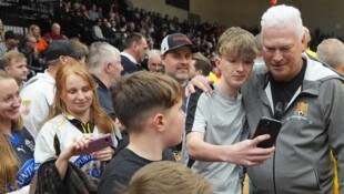 Stets für ein Selfie oder Autogramm bereit: Toni Polster zieht bei Jung &amp; Junggebliebenen.